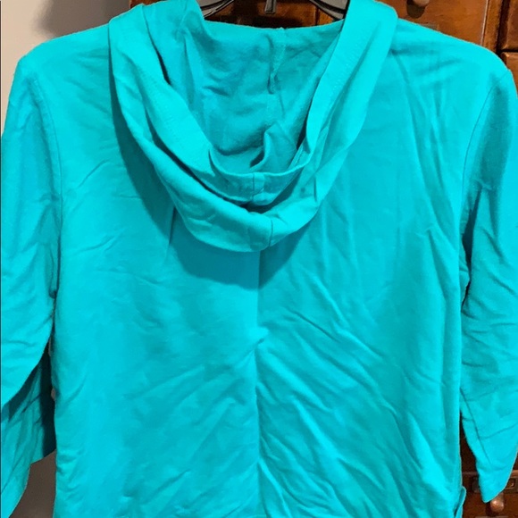 4 tops, smoke & pet free home - Picture 6 of 8